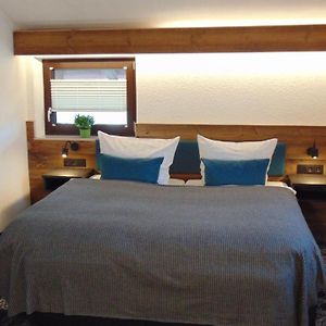 Zimmer mit Kingsize-Bett